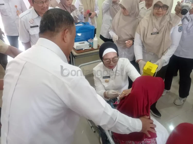 Wali Kota Bontang Neni Moerniaeni memberikan vaksin HPV kepada pelajar di SD 009 Bontang Utara. (ADIEL KUNDHARA/KP)