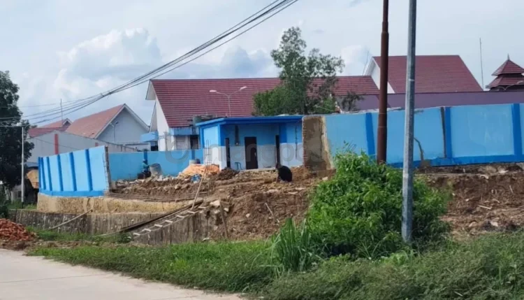Proyek kolam renang SMKN 2 Sangatta Utara senilai Rp9 miliar mangkrak. Dinding retak dan roboh, kontraktor terlambat selesaikan pekerjaan.