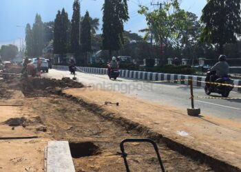 Proyek Trotoar dan Drainase MT Haryono Bontang Baru 22 Persen, Pengerjaan Terkendala Pipa Bocor   