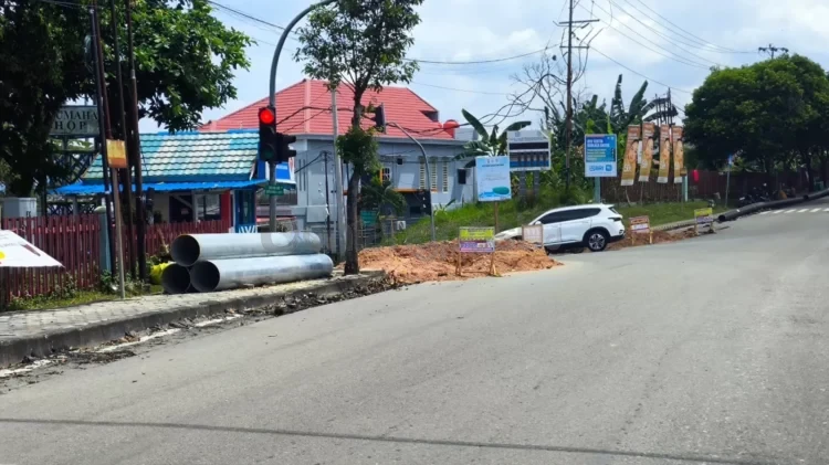 Ruas jalan di simpang tiga RSIB dilakukan pengerukan karena untuk pemasangan pipa air bersih dari air permukaan. (ADIEL KUNDHARA/KP)