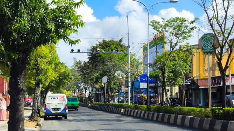 Salah satu titik perangkat kamara ETLE yang terpasang di Jalan Soedirman tepatnya depan Kantor Dispoparekraf Bontang. (Dwi Kurniawan Nugroho / Bontang Post)