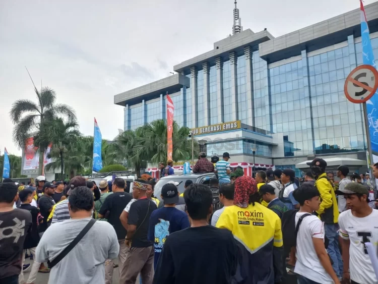 Ratusan ojek online (ojol) dari aplikator Maxim menggeruduk Kantor Gubernur Kaltim di Jalan Gajah Mada, Samarinda. (EKO PRALISTIO/KP)