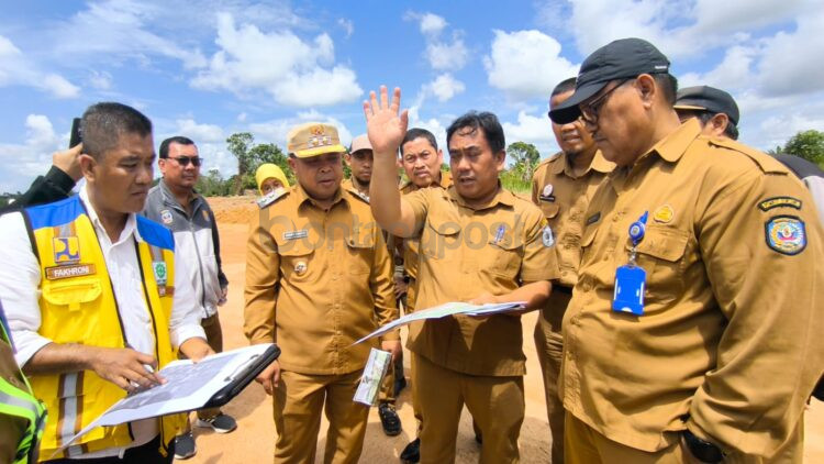 Wawali Agus Haris ikut meninjau lokasi lahan pembangunan Sekolah Rakyat di Bontang Lestari. (Nasrullah/Bontang Post)