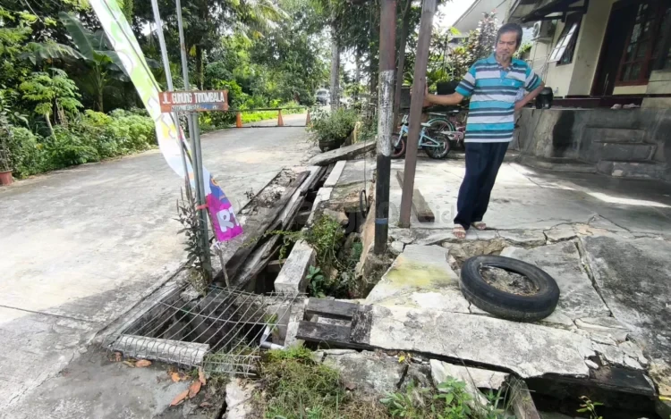 Penanganan kerusakan jalan di Perum Bukit Sekatup Damai (BSD) belum disentuh, padahal warga sudah mengajukan usulan di Musrenbang.(Nasrullah/Bontang Post)