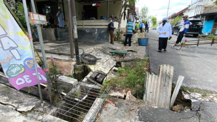Simpang Jalan Tinombala Perumahan Bontang Sekatup Damai ditutup sementara. (Nasrullah / Bontang Post )