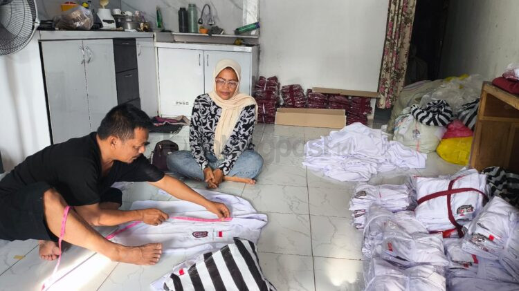 Konfeksi lokal LPK Ayulia mengerjakan seragam gratis dengan melibatkan penjahit binaan mereka. (Dwi Kurniawan Nugroho / Bontang Post).