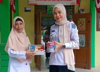 Gandeng SMPN 5 Bontang, Kelurahan Belimbing Bakal Cat Median Jalan