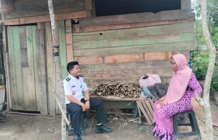 Lurah Bontang Lestari Muhammad Aditya Akbar melakukan program Tengok Tetangga kepada warga yang masuk kategori miskin. (ADIEL KUNDHARA/KP)