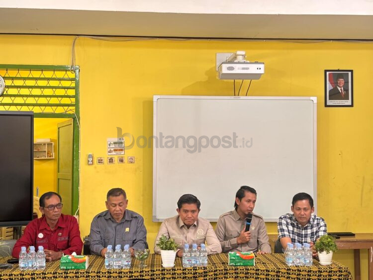 Ketua Komisi A DPRD Kota Bontang, Heri Keswanto memimpin jalannya diskusi di SMP Negeri I, Bontang Kuala.