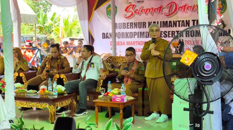 Wali Kota Bontang Neni Moerniaeni dan Bupati Kutim Ardiansyah, saat menghadiri diskusi di Kampung Sidrap, Senin (11/08/2025).