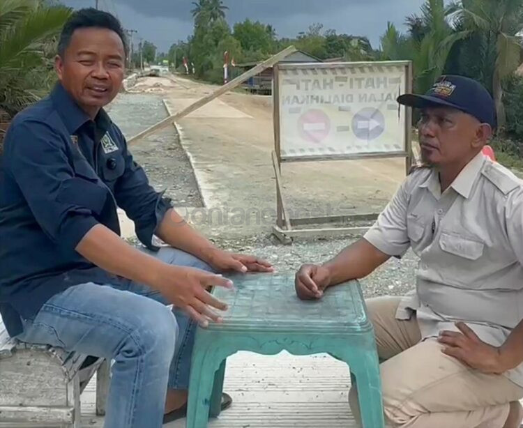 Anggota DPRD Kaltim, Baharuddin Demmu (kiri), minta Inspektorat Kaltim periksa proyek jalan Rp36 M di Kukar, diduga gunakan air laut yang turunkan kualitas coran.