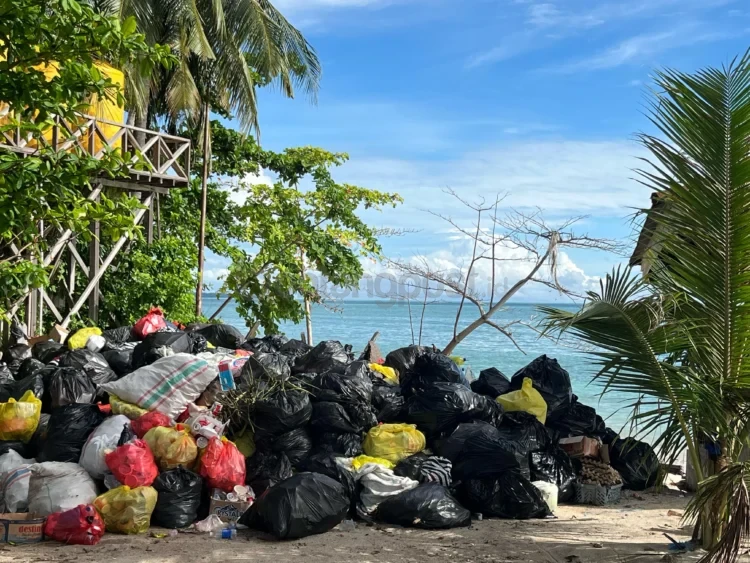Kondisi TPS sementara Pulau Derawan, sebelum di-drop melalui kapal ke TPD Tanjung Batu. (NASYA/KP)