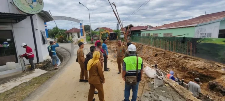 Bocornya pipa distribusi air bersih akibat pengerjaan saluran drainase mendapat tanggapan dari legislator. (ADIEL KUNDHARA/KP)