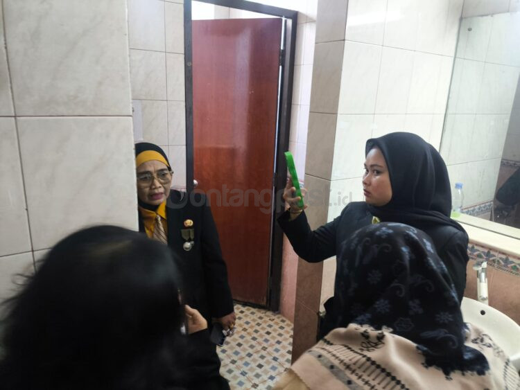 Wali Kota Bontang Neni Moerniaeni soroti lantai dan toilet Auditorium 3D yang kotor jelang Rapat Paripurna, minta segera dibersihkan. (Dwi Kurniawan Nugroho)
