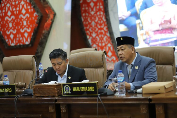 Ketua DPRD Kota Bontang, Andi Faizal Sofyan Hasdam (kiri).
