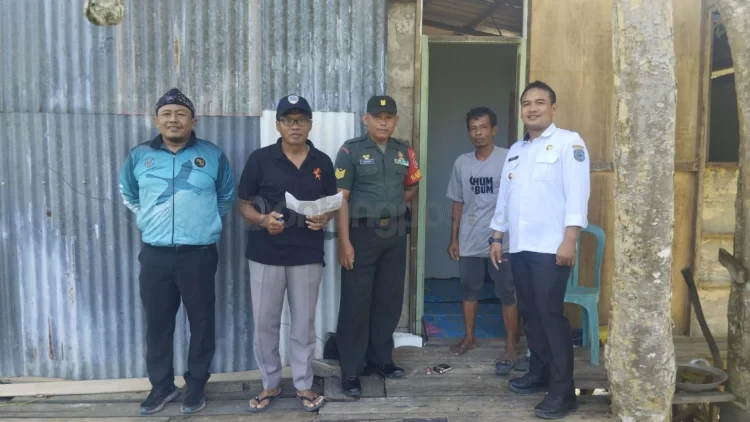 Tim melakukan kunjungan ke rumah yang tercatat sebagai warga miskin, nantinya disandingkan dengan data pemerintah pusat. (ADIEL KUNDHARA/KP)