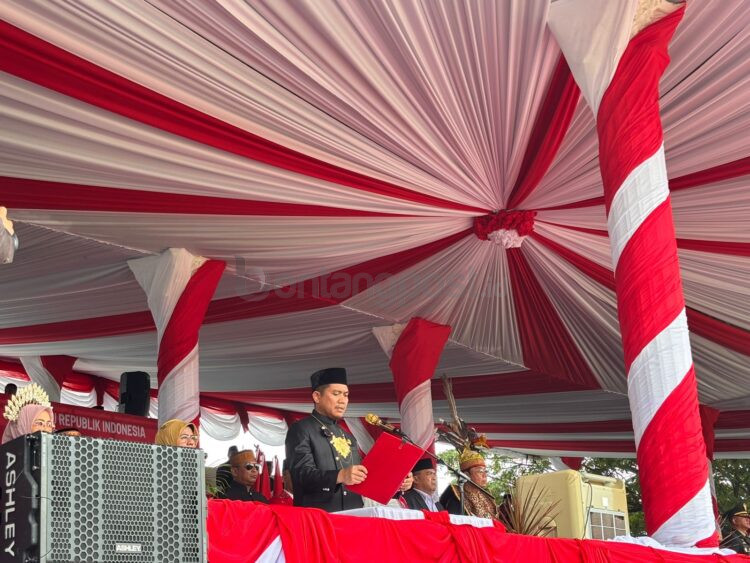 Ketua DPRD Kota Bontang, Andi Faizal Sofyan Hasdam, membacakan teks proklamasi.