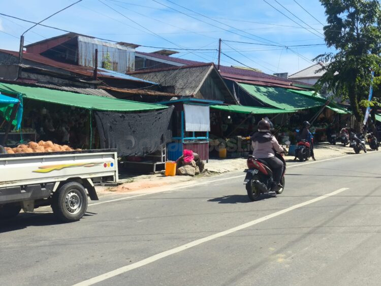 Petugas bakal menertibkan pedagang yang menggunakan bahu jalan hingga trotoar di sekitar Pasar Taman Rawa Indah (Nugrah/Bontang Post)