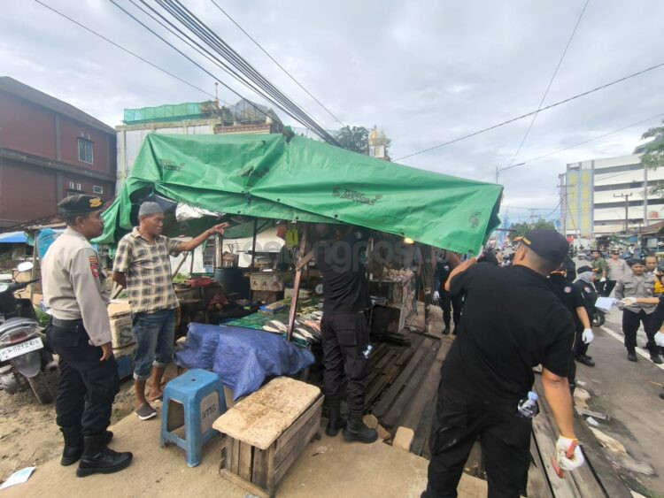 Petugas gabungan tertibkan lapak di sekitar Pasar Rawa Indah (Nugrah/Bontang Post)