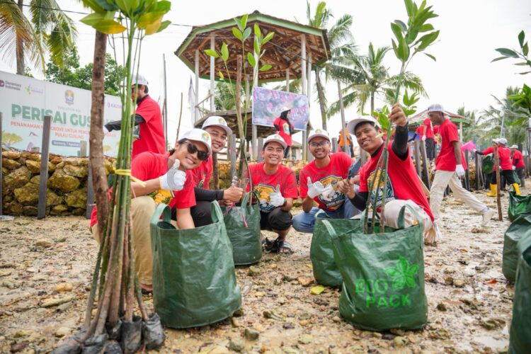 Pupuk Kaltim melalui Employee Volunteering Initiation (Evolution) gelar penanaman 1.000 bibit mangrove di Pulau Gusung