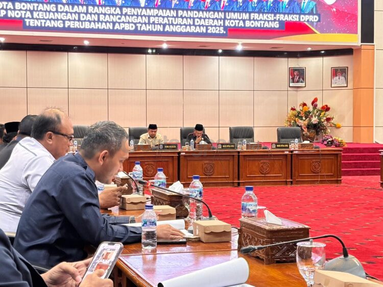 Ketua Fraksi Golkar, Yassier Arafat membacakan pandangan fraksinya