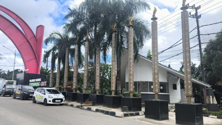 Tiang ornamen pada tugu selamat datang Bontang. (Dwi Kurniawan Nugroho)