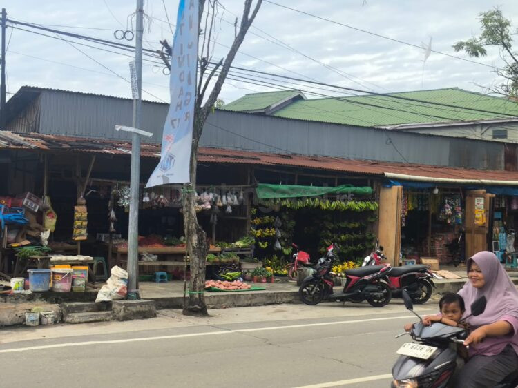Pedagang masih nekat berjualan di trotoar Jalan KS Tubun, meski sudah dilakukan penertiban. (Nugrah/Bontang Post)