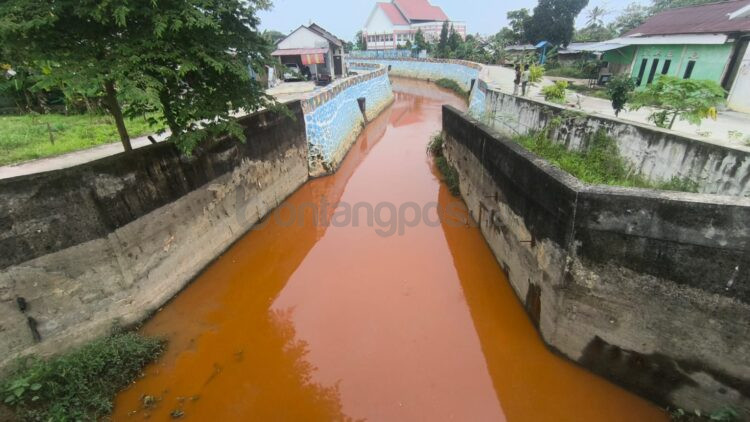 Aliran Sungai di bawah Jembatan dekat kantor PMI, Jalan Paprika, Kelurahan Gunung Elai, tampak berubah warna menjadi oranye pekat. (Nasrullah/Bontang Post