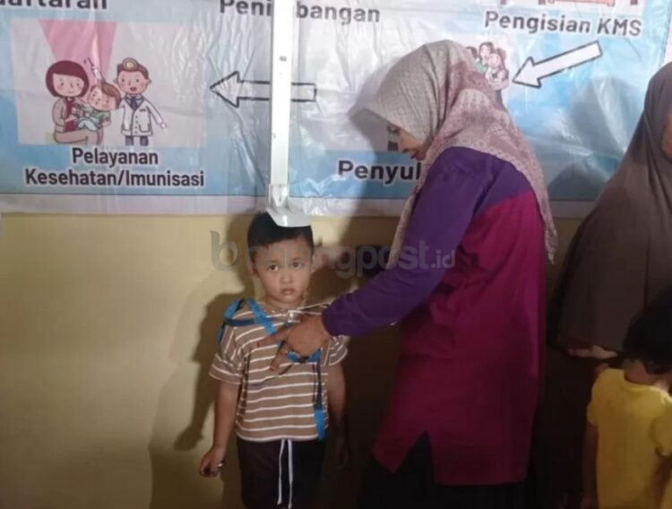 Pengukuran tinggi badan balita di posyandu