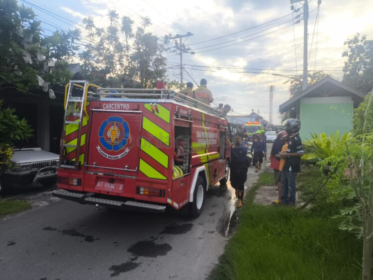 Saat petugas mendatangi lokasi kebakaran yang dilaporkan di Jalan Sulawesi Perum KCY Kelurahan Api-Api. ( Dwi Kurniawan Nugroho/ Bontang Post).