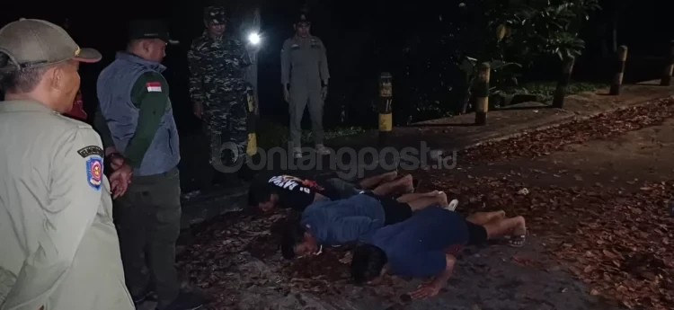 Pekerja proyek penurapan Sungai Bontang yang kedapatan mengonsumsi minuman beralkohol ditangani tim gabungan saat melakukan patroli di wilayah Satimpo. (ADIEL KUNDHARA/KP)