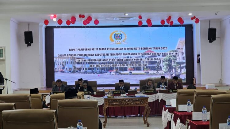 Rapat Paripurna ke-17 masa sidang III, Senin 25 Agustus di Rumah Jabatan Wali Kota, malam.