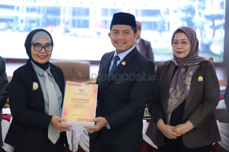 Rapat Paripurna Pengesahan APBD Perubahan Tahun 2025 antara DPRD bersama Pemkot Bontang. (PPID Setwan)