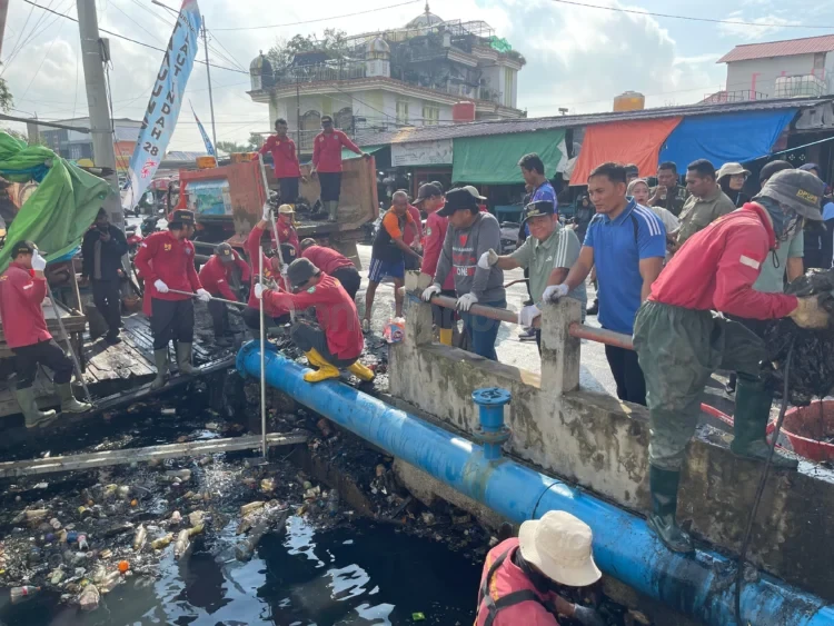 Warga Bontang diminta memperhatikan kebersihan lingkungan terkhusus tempat penampungan air untuk mencegah perkembangbiakan nyamuk aedes aegypti. (ADIEL KUNDHARA/KP)