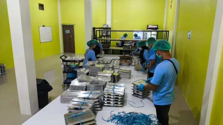 Salah satu dapur MBG melakukan pengemasan makanan yang akan diantar ke sekolah di Bontang. (ADHIEL/KP)