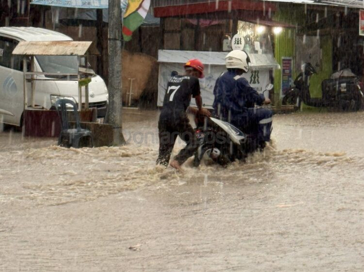 Kondisi banjir di depan Baitul Qur’an, Jalan HM Ardan, Kelurahan. (Warga untuk Bontang Post)