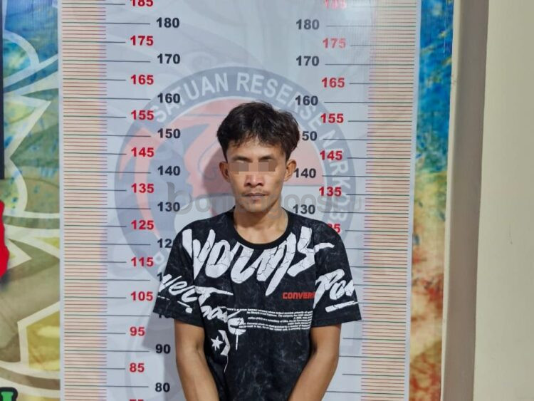 Polres Bontang menangkap Zulkifli, pengedar sabu di BTN KCY. Empat paket sabu 1,35 gram disita, berkat laporan warga.