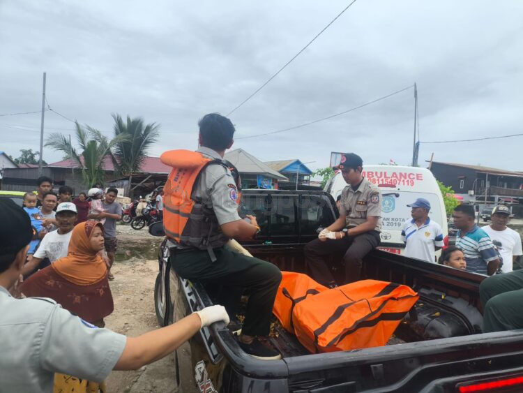 Nelayan asal Berebas Tengah yang ditemukan meninggal di atas kapal tepatnya di sekitar perairan Pulai Malahing dievakuasi petugas (Nugrah/Bontang Post)