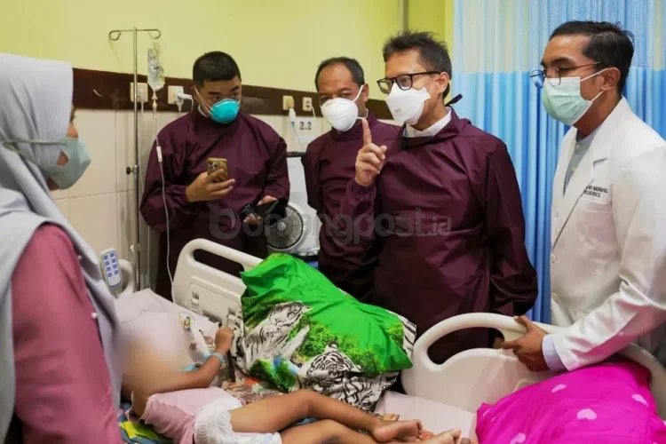 Menkes Budi Gunadi saat meninjau penanganan Kejadian Luar Biasa (KLB) campak di Sumenep, Jawa Timur, Kamis (28/8) lalu. (FOTO KEMENKES RI)