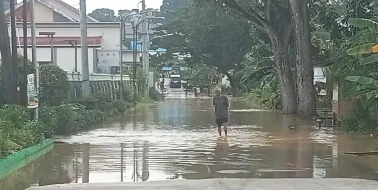 Akses masuk menuju SD 010 Bontang Utara yakni Jalan Brokoli tertutup oleh luapan air sungai. ( ADIEL KUNDHARA/KALTIM POST)