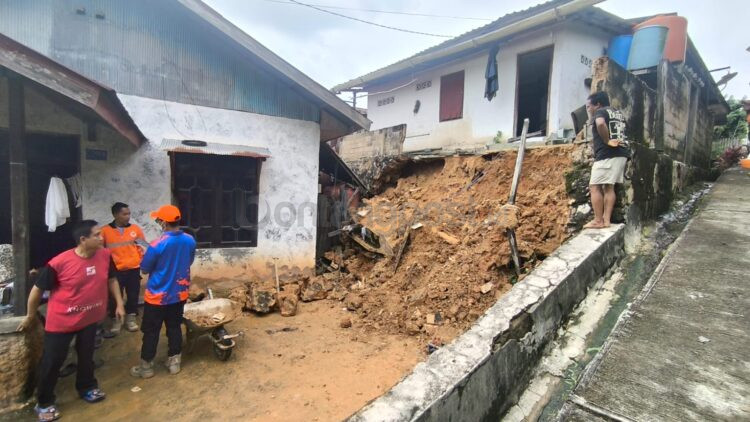 Rumah warga di Gang Selat Maluku 3, Tanjung Laut, terancam ambruk akibat tanah ambles usai hujan deras, Sabtu (6/9/2025) pagi. (Nasrullah/Bontang Post)