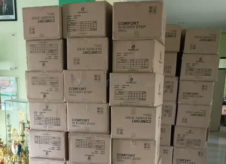 Sepatu sekolah gratis telah tiba di SMP 1 namun belum dibagikan pihak sekolah. (ADIEL KUNDHARA/KP)