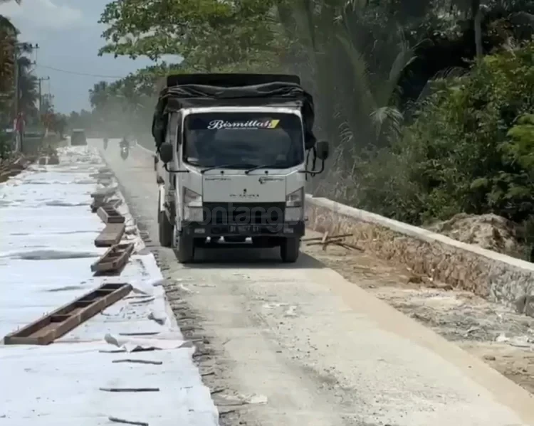 Proyek rekonstruksi jalan di Muara Badak, Kutai Kartanegara sampai batas Bontang.