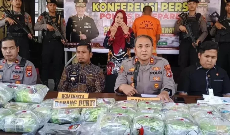 Kapolres Parepare, AKBP Indra Waspada Yudha, saat menggelar ekspose kasus penangkapan hampir 44 kilogram sabu. (ist)