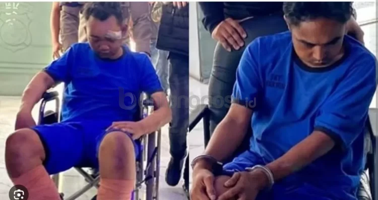 Dua tersangka pembunuhan lima anggota keluarga di Indramayu digiring polisi dengan kondisi luka dan duduk di kursi roda usai ditangkap di Surabaya. (IST)