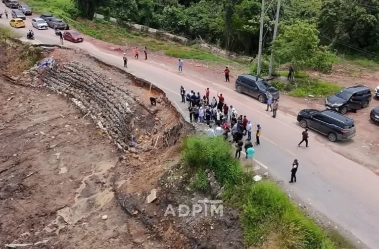 Jalur Sangatta-Bengalon, Kutai Timur yang rusak parah dan nyaris putus. (PEMPROV KALTIM)