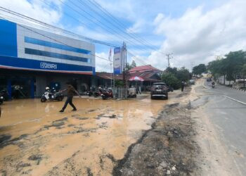 Pengerjaan Pipanisasi Air Lubang Tambang Bikin Kantor BRI Berlumpur