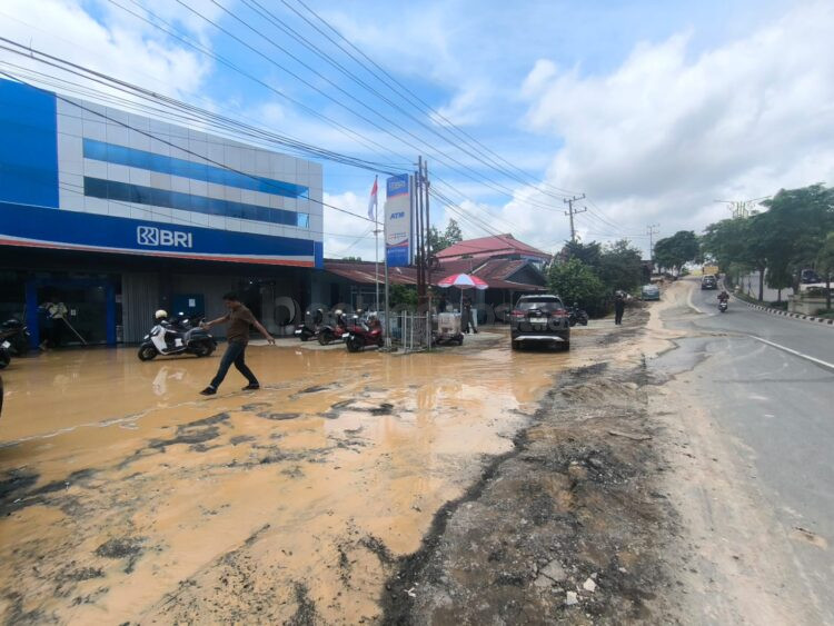 Kondisi kebocoran pipa PDAM yang berdampak ke lantor BRI di Jalan S.Parman, Kelurahan Telihan. ( Dwi Kurniawan Nugroho / Bontangpost