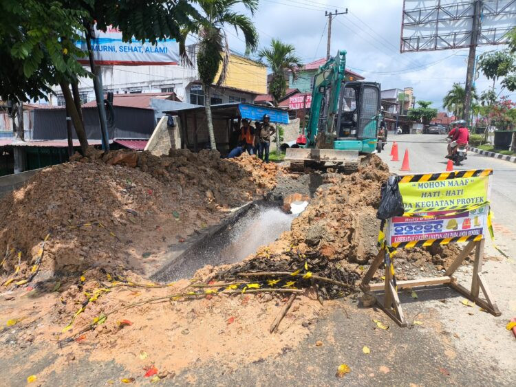 Titik lokasi kebocoran berada di samping Terminal Tipe B, Jalan S. Parman Kelurahan Telihan. ( Dwi Kurniawan Nugroho / Bontang Post)