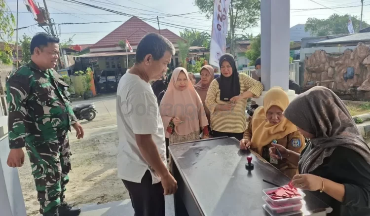 Kelurahan Satimpo memfasilitasi kegiatan pangan murah agar warga bisa mendapatkan bahan pangan dengan harga terjangkau. (ADIEL KUNDHARA/KP)